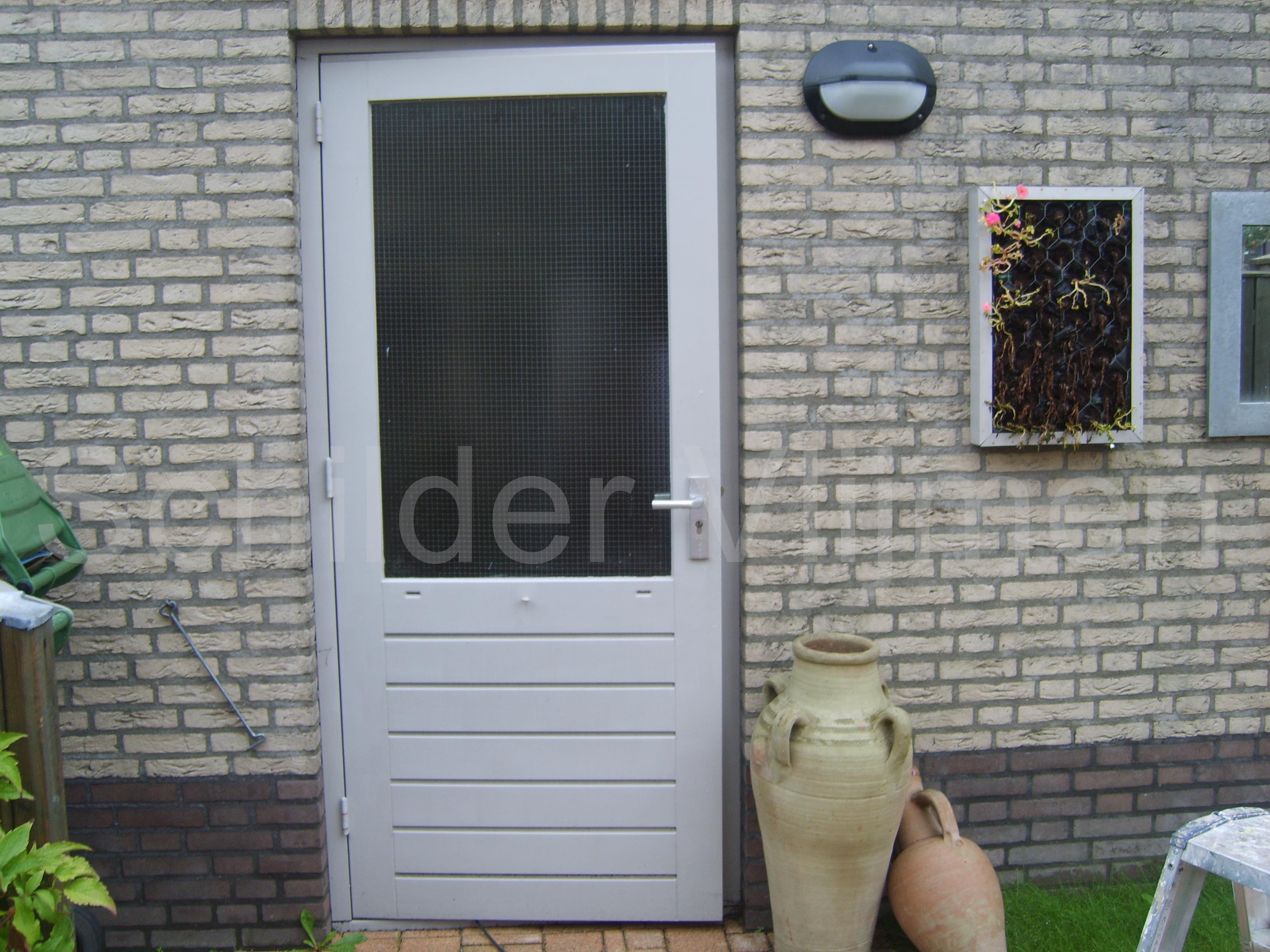 Ontvetten en schuren tuindeur