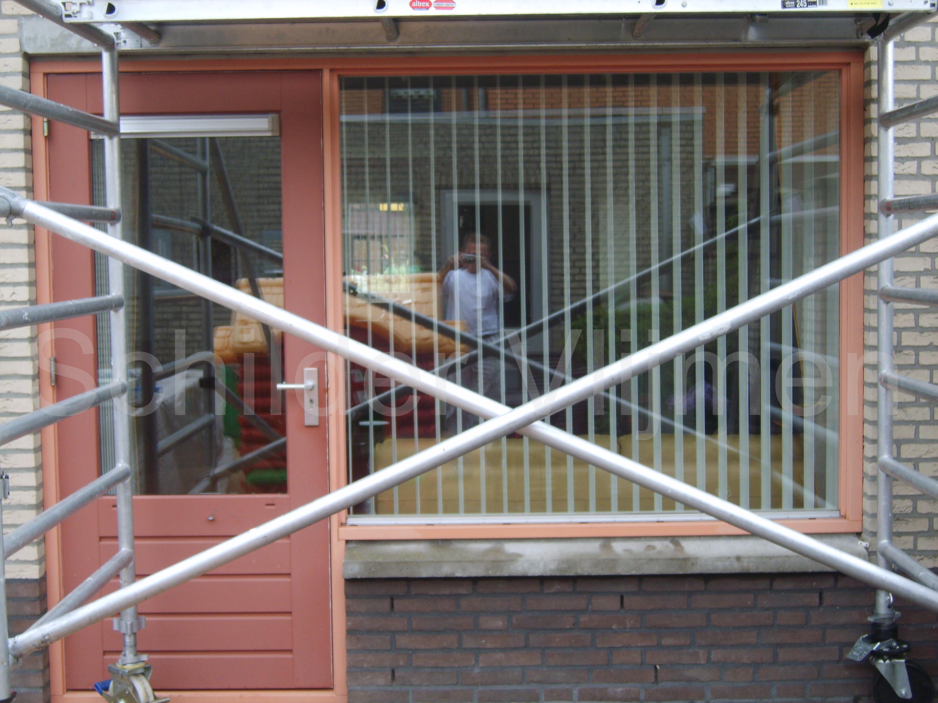 Schuren en reinigen van kozijn en tuindeur